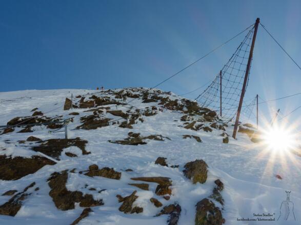unter der Lawinenverbauung quert man auf den Grat