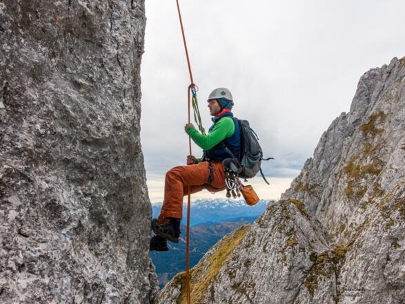 Senkrecht geht es vom Vorgipfel in die Scharte.