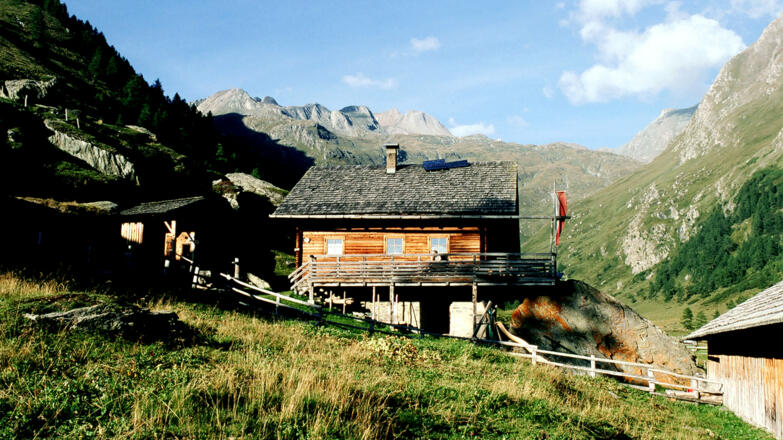 Steineralm, im Hintergrund die Obere Steineralm mit der Sudetendeutschen Hütte