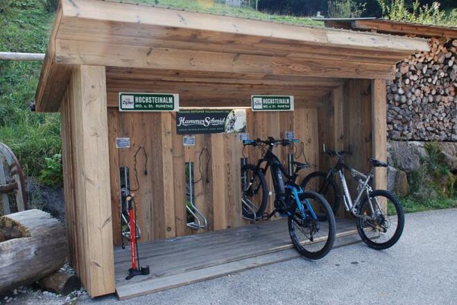 E-Bike Ladestation beim Almgasthof Hochsteinalm