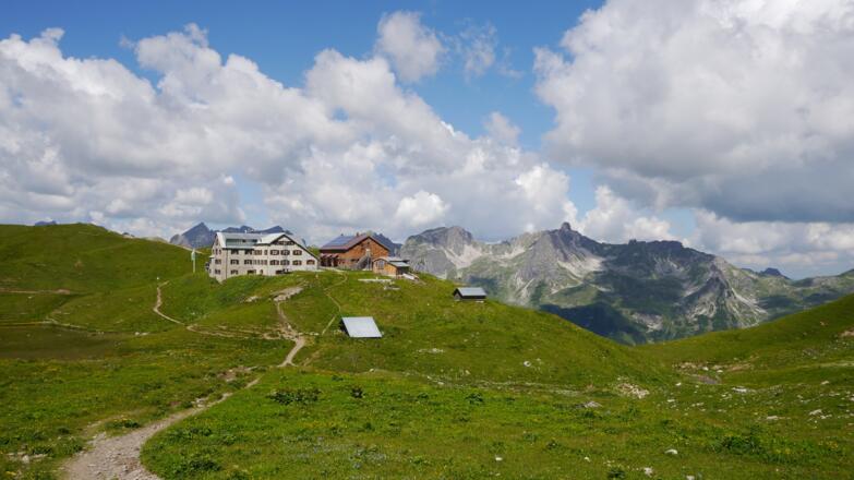 Die Rappenseehütte vor einer beeindruckenden Bergkulisse.