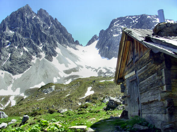 Parzinnalm mit Dremel- und Schneekarlespitze