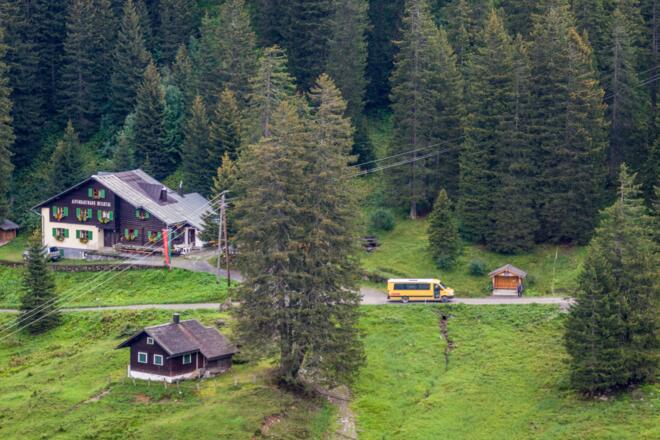 Bushaltestelle und Alpengasthof Rellstal