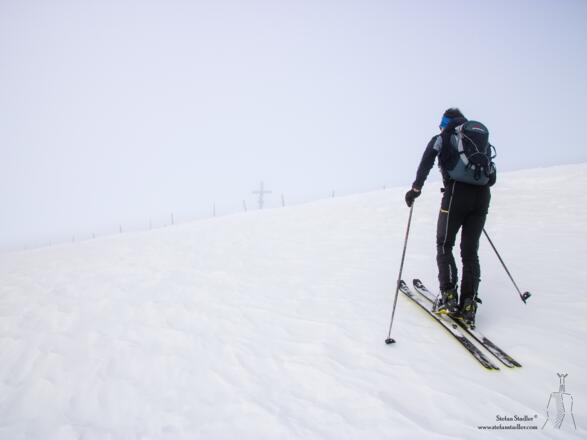 Die letzten Meter flach zum Gipfel des Hochkasern.