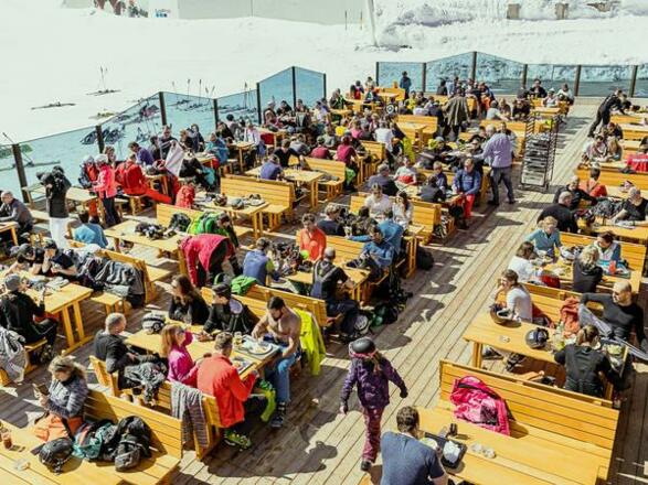 Rettenbach Market Restaurant Terrasse voll