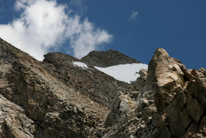 Blick zum Gipfel der Hohen Geige vom Westgrat, kurz unterhalb der Firnmulde