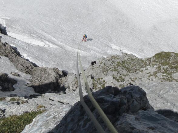 in einer weiten Abseilfahrt zurück zum Rucksackdepot