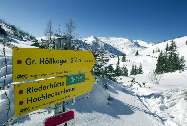 Wegweiser im Winter zur Riederhütte