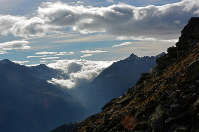 Die Wolken schieben sich über das Timmelsjoch