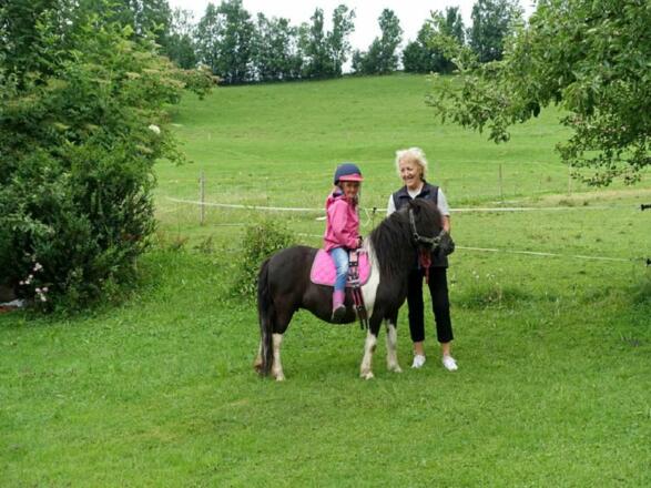 Gastgeberin mit ihrer Enkeltochter