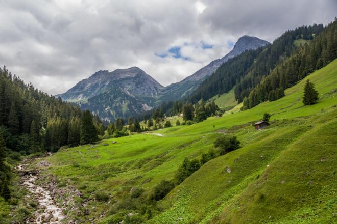 Blick ins Rellstal, im Hintergrund Saulakopf und Lünerkrinne
