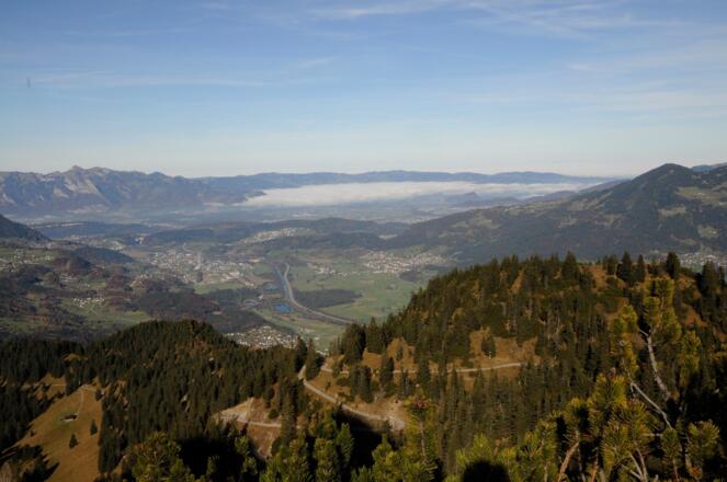 Im Anschluss an die Furklaalpe präsentiert sich ein wunderbarer Blick über den Walgau ins Rheintal
