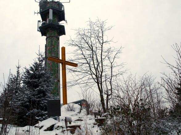 Breitenstein 956m, mit Aussichtsturm und Kreuz