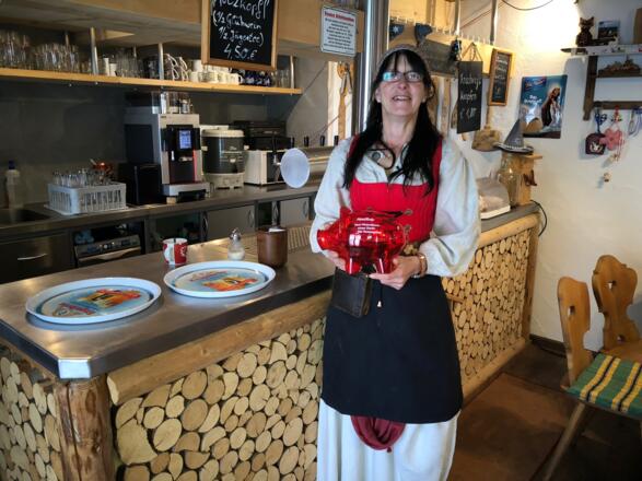 Bärbl, Wirtin der Enzianstube bei der PistenBully Sparschweinübergabe