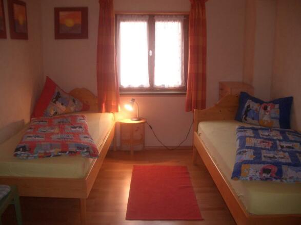 Fewo_II_2_Schlafzimmer_mit_Waschbecken