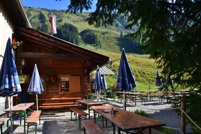 Sonnen- und Schattenplätze auf der Terrasse der Mittelalp