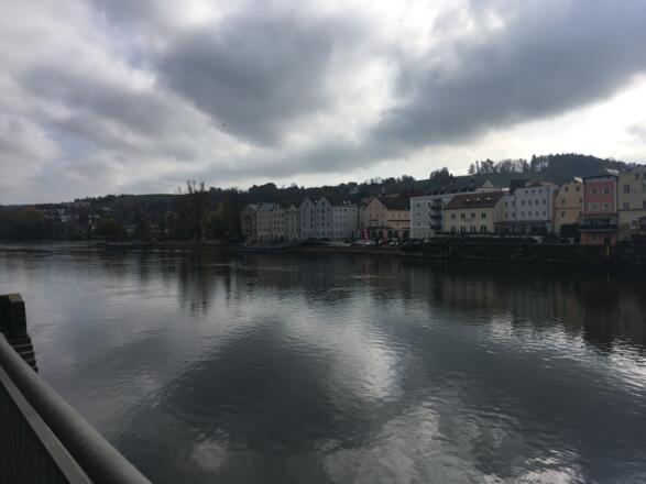 Schleifenroute - Passau Uferpromenade mit bunden Häusern