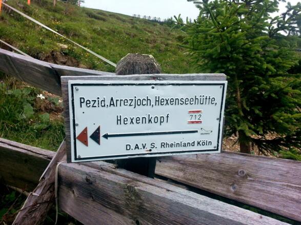 Schild am Gatter zum Laustal