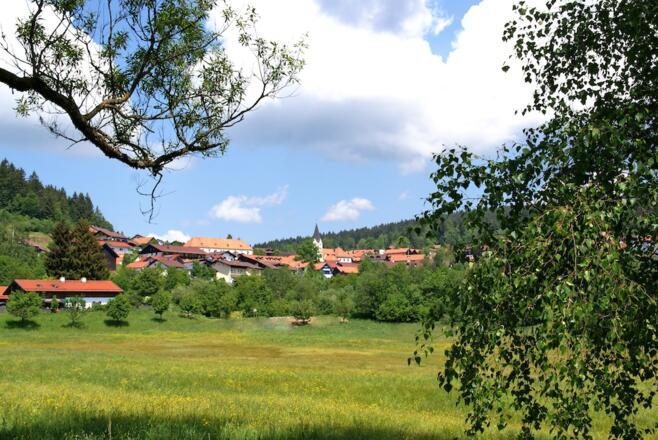 Blick aus dem Kurpark zur Mühlstube (links)