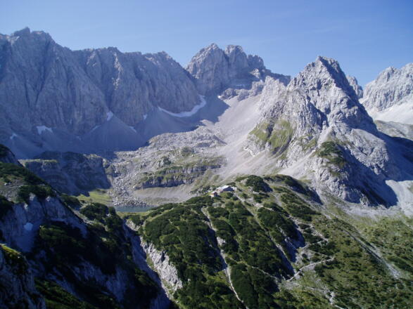 Die Coburger Hütte am Ufer des Drachensees (vom Tajakante-Klettersteig gesehen)