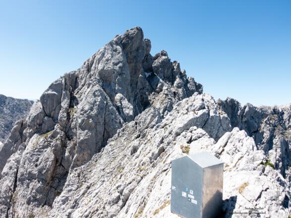 die Notfallbox am 4. Turm und der Ellmauer Halt im Hintergrund