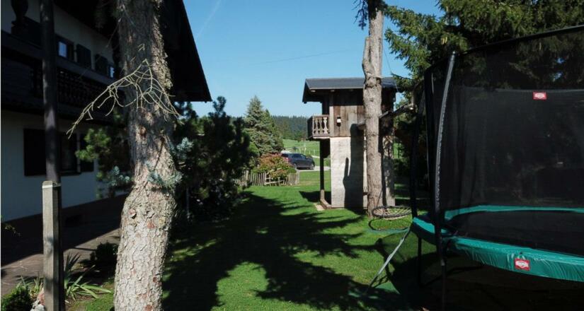 Großer Garten mit Trampolin