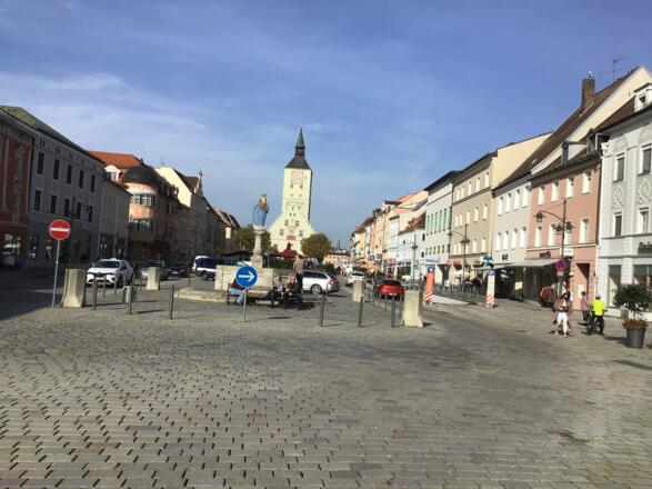 Schleifenroute - Deggendorf Innenstadt mit dem Rathausturm im Hintergrund