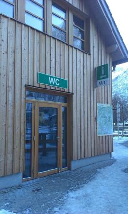 Öffentliche Toilette in Hallstatt beim Busterminal