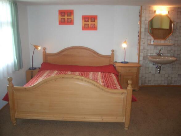 Fewo II 3. Schlafzimmer m. Waschbecken,Couch u. TV