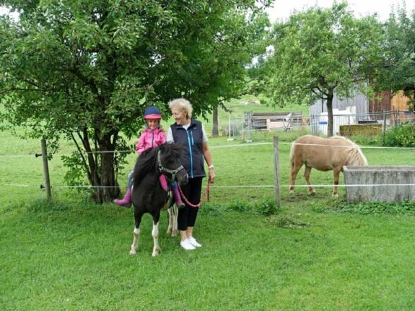 Gastgeberin mit ihrer Enkeltochter