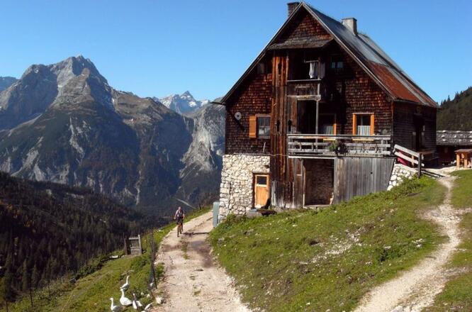 Die urige Plumsjochhütte.