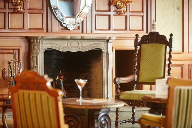 Lounge mit offenem Kamin