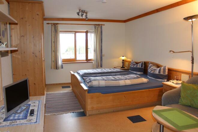 Fewo II 1. Schlafzimmer mit TV