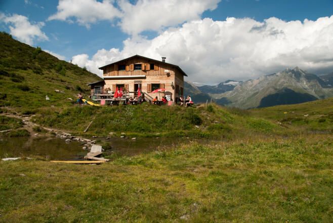 Bergerseehütte mit der Venedigergruppe im Hintergrund