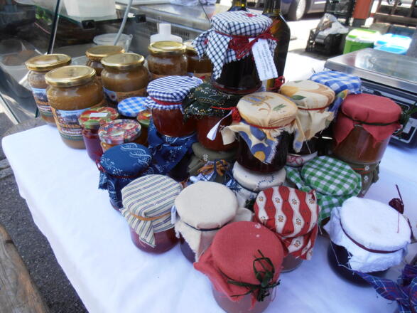 leckere Marmeladen beim Bauernmarkt