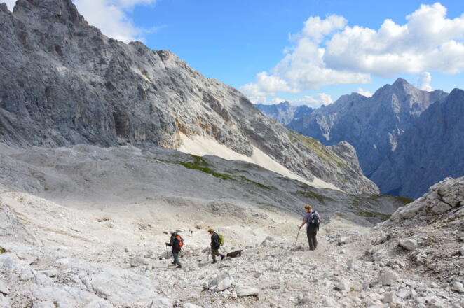 Die einen bergauf, die andern bergab: Viele fahren mit der Bergbahn rauf und steigen dann über Knorrhütte und Gatterl wieder nach Ehrwald ab.