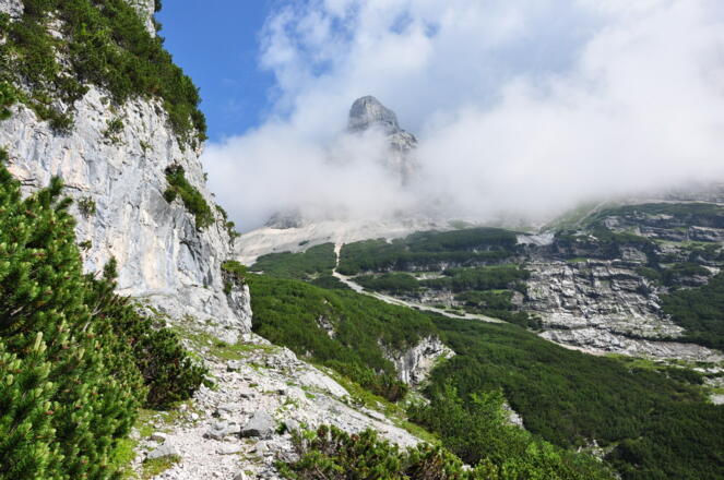 Auf dem Weg zur Knorrhütte - Der Brunntalkopf spitzt aus den Wolken raus