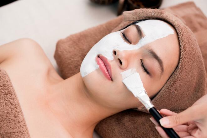 Gesicht und Dekollete