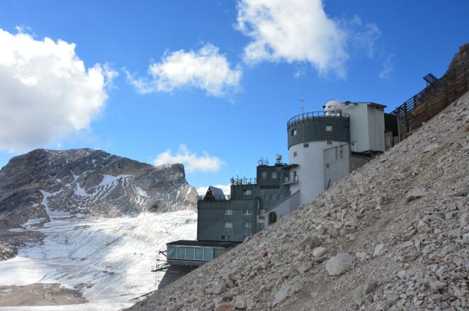 Auf dem Weg zum Gipfel vorbei am Schneefernerhaus: Man sieht schon, dass es nicht ganz eben ist