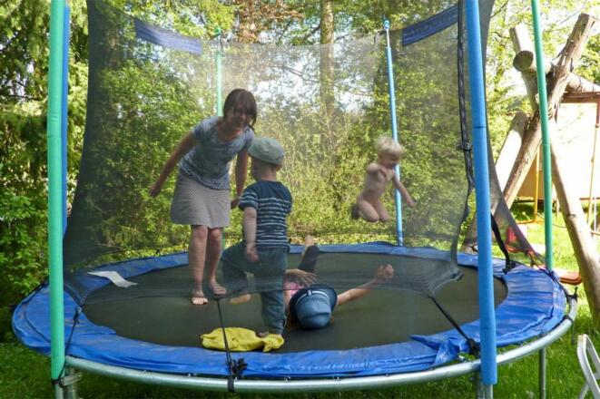 Unser Spielplatz mit viel Platz zum Spielen und Toben
