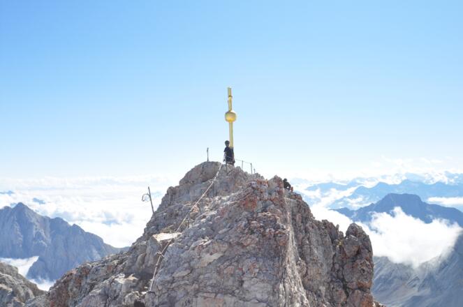 Das Ziel vieler Bergsteiger: Das markante Gipfelkreuz der Zugspitze