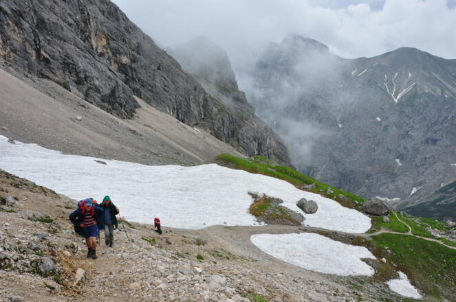 Gleich oberhalb der Knorrhütte steigt der Weg steil an. Da heißt es erst mal: Langsam gehen - Kraft einteilen