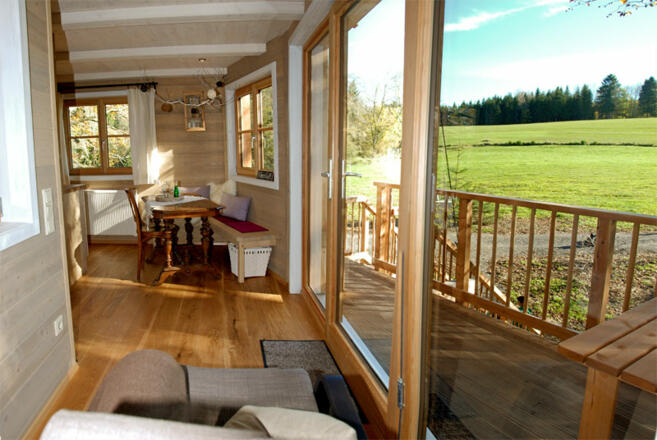 Gemütliche Essecke mit Blick ins Freie