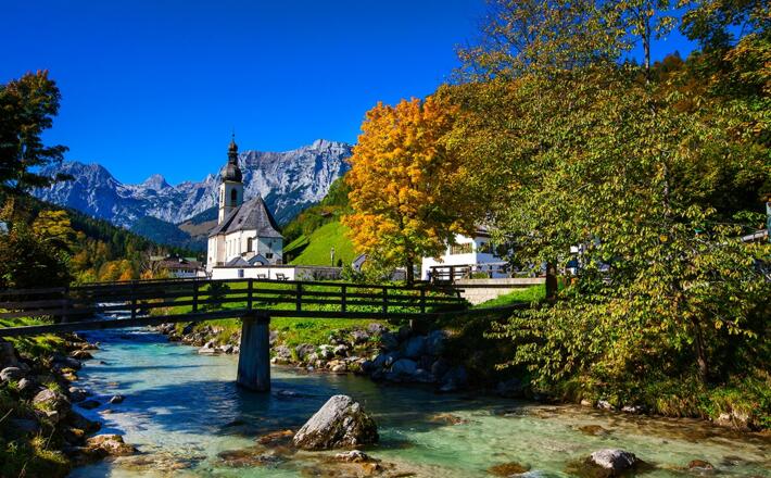 Auch im Herbst ein schönes Motiv: St. Sebastian über der Ramsauer Ache