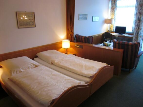 Familienzimmer, Wohnraum mit trennbarem Doppelbett