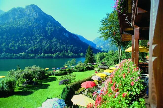 Terrasse und Liegewiese