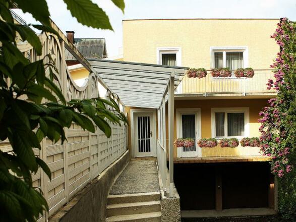 Außenansicht - Eingangsbereich