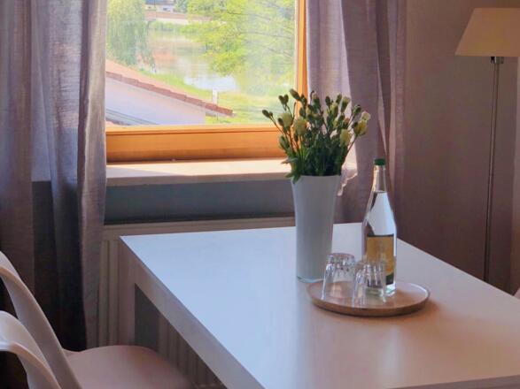 Essen mit Blick auf das Flüsschen Abens