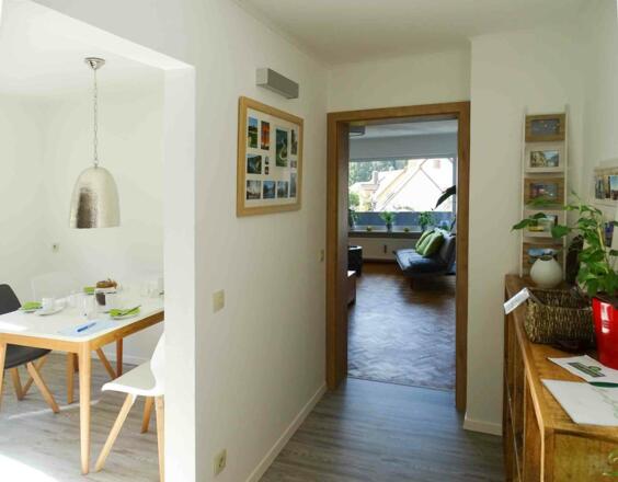 Flur mit Blick in Küche und Zimmer 1