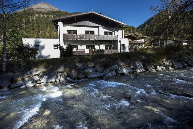haus Carmen mit Bach Foto Lorenzi